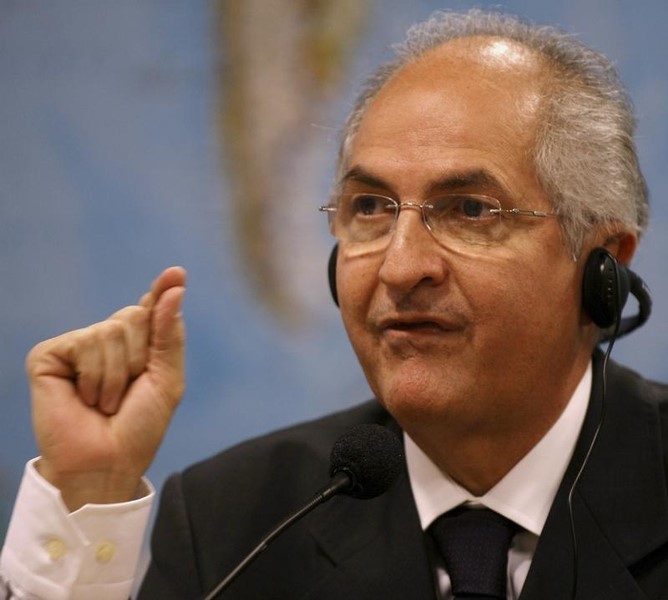 © Reuters. Imagen de archivo del alcalde de Caracas, Antonio Ledezma, durante una cumbre en Brasil