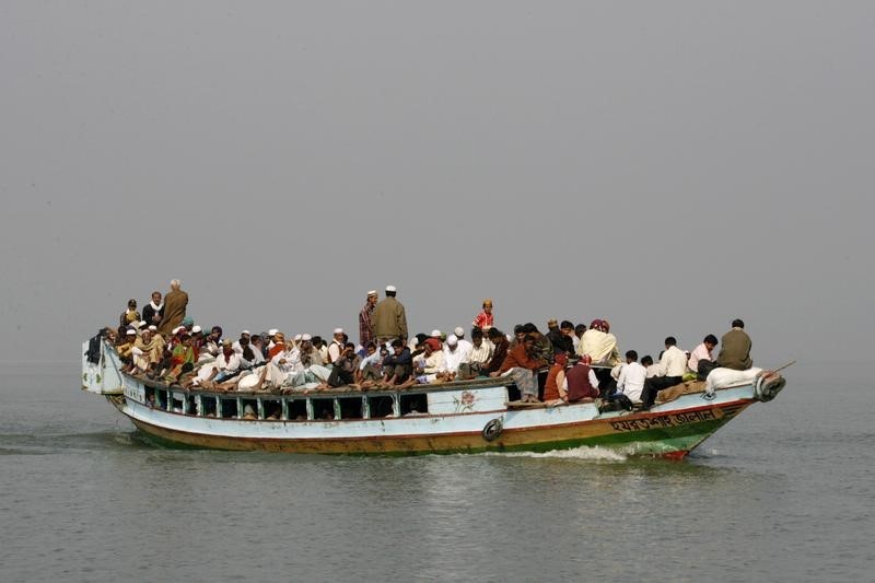 © Reuters. انقاذ 30 راكبا من عبارة غارقة في بنجلادش إثر حادث نهري