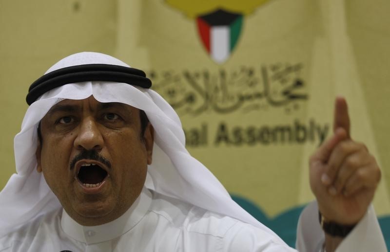 © Reuters. Kuwaiti lawmaker Musallam al-Barrak speaks to journalists at Parliament's media center in Kuwait City