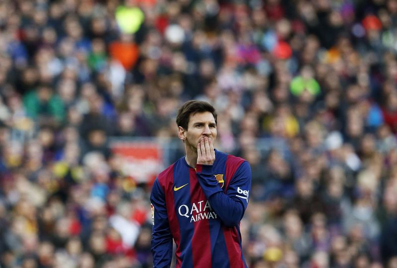 © Reuters. Messi, desaparecido en la derrota del Barcelona