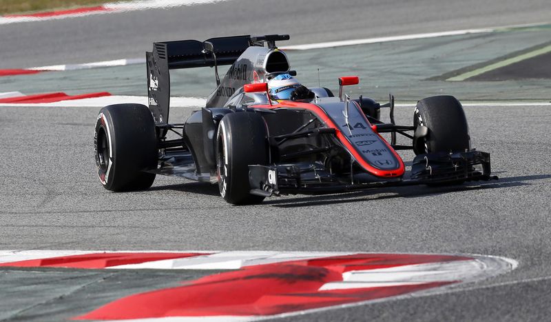 © Reuters. Fernando Alonso, "bien y consciente" tras sufrir un accidente en Montmeló