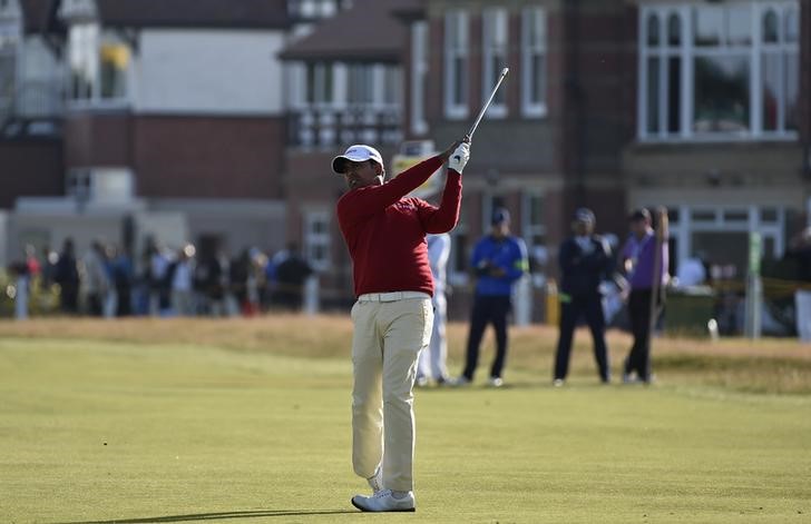 © Reuters. Anirban Lahiri of India watches his shot during the first round of the British Open Championship at the Royal Liverpool Golf Club in Hoylake