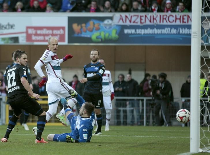 © Reuters. Lewandowski y Robben marcan dos veces en la goleada del Bayern ante el Paderborn