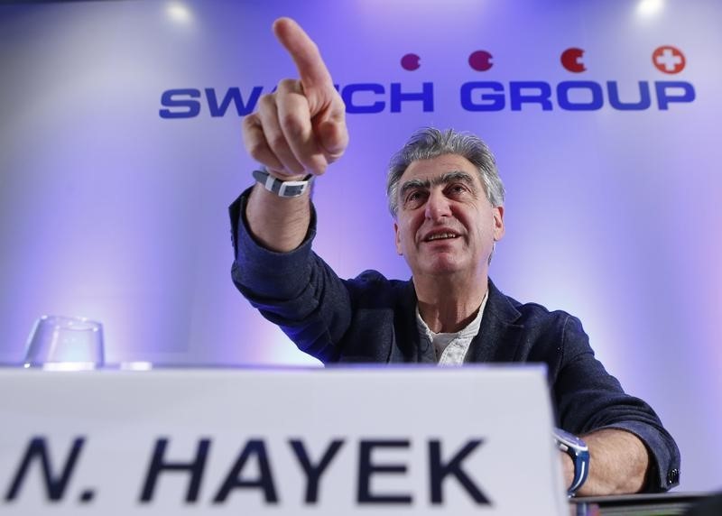 © Reuters. Hayek Jr Swatch Group Chief Executive gestures during the Swiss watch maker annual news conference in Plan-Les-Ouates