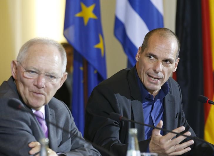 © Reuters. Greek Finance Minister Varoufakis and German Finance Minister Schaeuble address news conference at the finance ministry in Berlin 