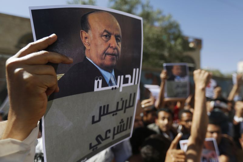 © Reuters. A protester holds up a poster of Yemen's former president Abd-Rabbu Mansour Hadi during an anti-Houthi demonstration in Sanaa