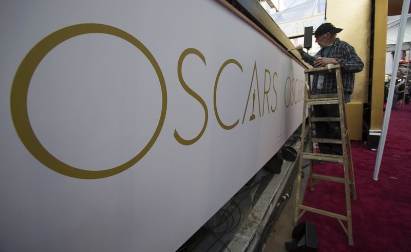 © Reuters. Los Oscar arrancan con estrecha contienda entre "Birdman" y "Boyhood" 