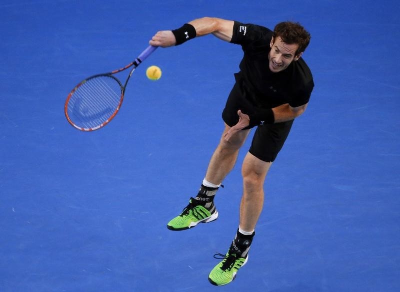 © Reuters. Murray of Britain serves to Djokovic of Serbia during their men's singles final match at the Australian Open 2015 tennis tournament in Melbourne