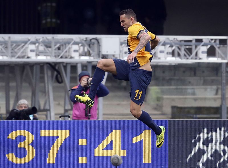 © Reuters. Hellas Verona's Jankovic celebrates after AS Roma's Keita scores an own goal during their Serie A soccer match at the Marcantonio Bentegodi stadium in Verona