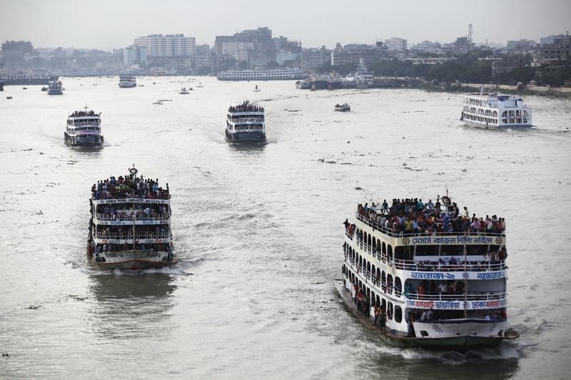 © Reuters.  Al menos 39 muertos al hundirse un ferry en Bangladesh 