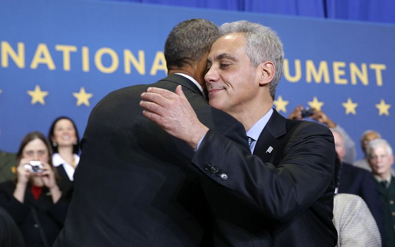 © Reuters. U.S. President Barack Obama and Chicago Mayor Rahm Emanuel hug during an event in the Pullman neighborhood of Chicago