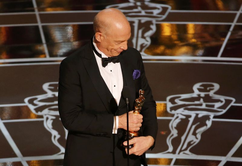 © Reuters. J.K. Simmons receives the Oscar for actor in a supporting role for "Whiplash" at the 87th Academy Awards in Hollywood, California