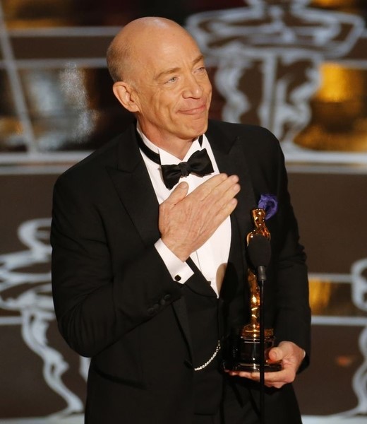 © Reuters. جيه.كيه. سيمونز يفوز بجائزة أوسكار افضل ممثل مساعد عن دوره في فيلم "ويبلاش"