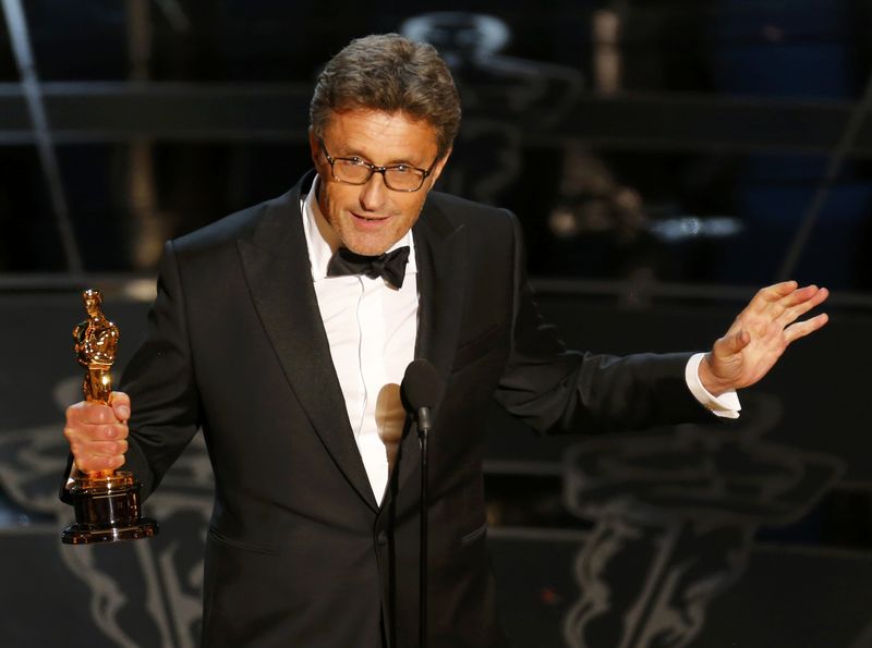 © Reuters. Director Pawel Pawlikowski holds his Oscar for best foreign language film at the 87th Academy Awards in Hollywood, California