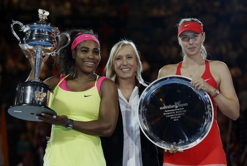 © Reuters. Tennis great Martina Navratilova stands with Williams of the U.S. as she holds the winner's trophy next to Sharapova of Russia after winning their women's singles final match at the Australian Open 2015 tennis tournament in Melbourne