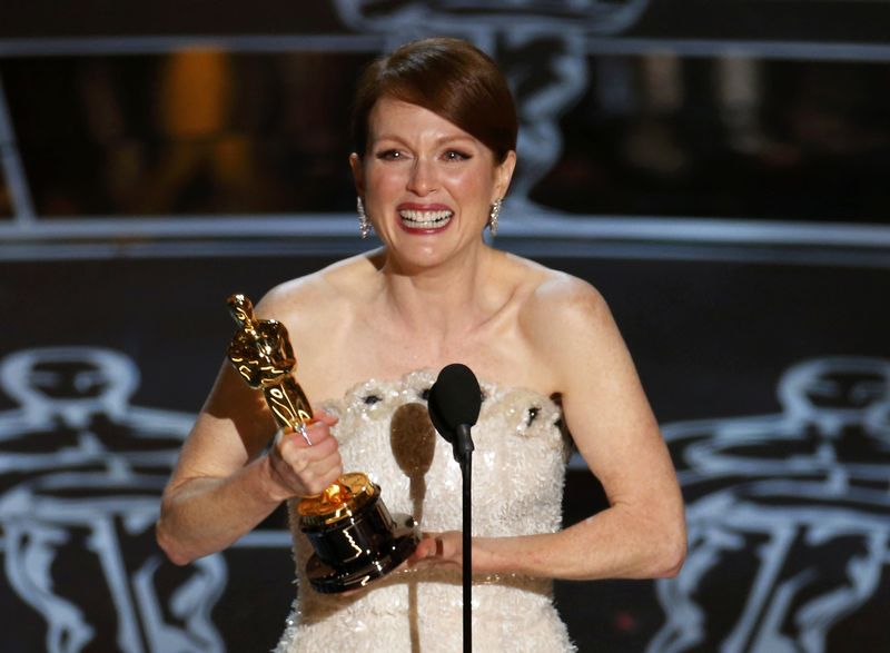 © Reuters. Julianne Moore accepts the Oscar for Best Leading Actress for her role in "Still Alice" at the 87th Academy Awards in Hollywood, California