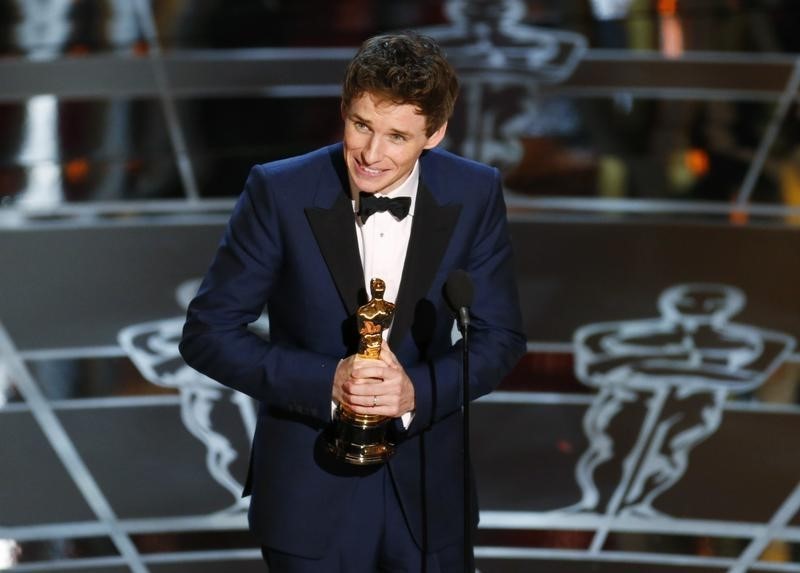 © Reuters. إيدي ريدمين يفوز بجائزة أوسكار أفضل ممثل