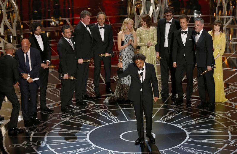 © Reuters. Director Alejandro Inarritu accepts the Oscar for best picture for his film "Birdman"during the 87th Academy Awards in Hollywood