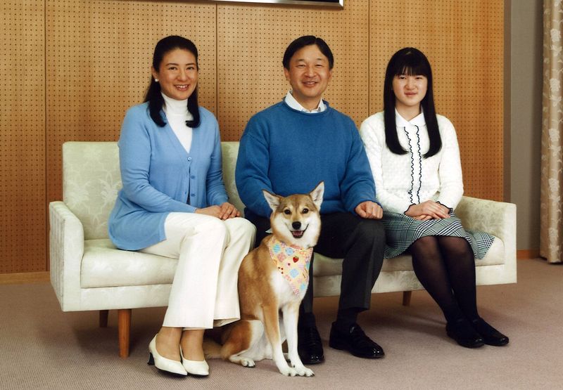 © Reuters. Handout photo shows Japan's Crown Prince Naruhito smiling with his wife Crown Princess Masako and daughter Princess Aiko in Tokyo