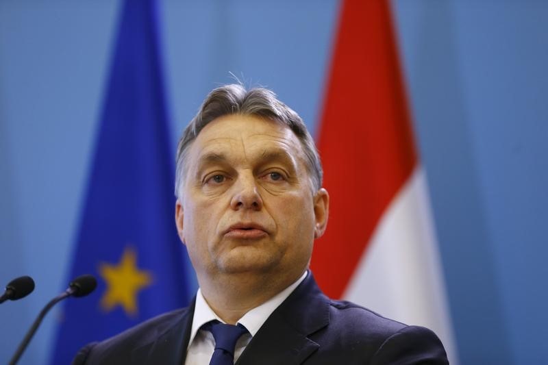 © Reuters. Hungarian Prime Minister Orban addresses news conference in Warsaw