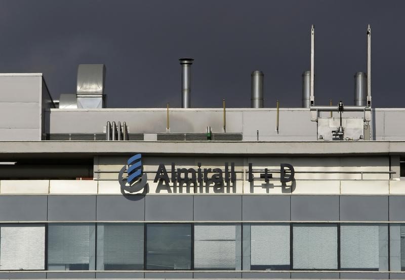 © Reuters. Almirall dispara su beneficio en 2014, pero prevé menores ventas en 2015 
