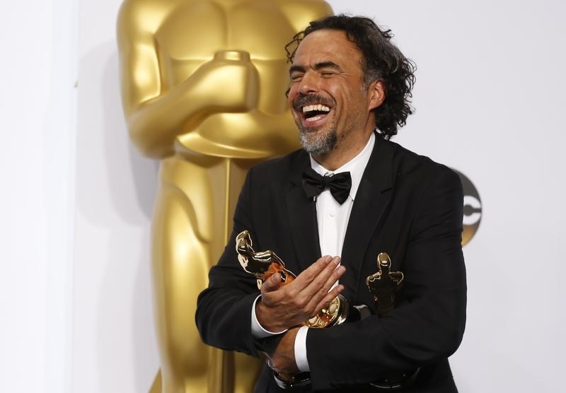 © Reuters. "Birdman" vuela alto en los premios Oscar, gana mejor director y película