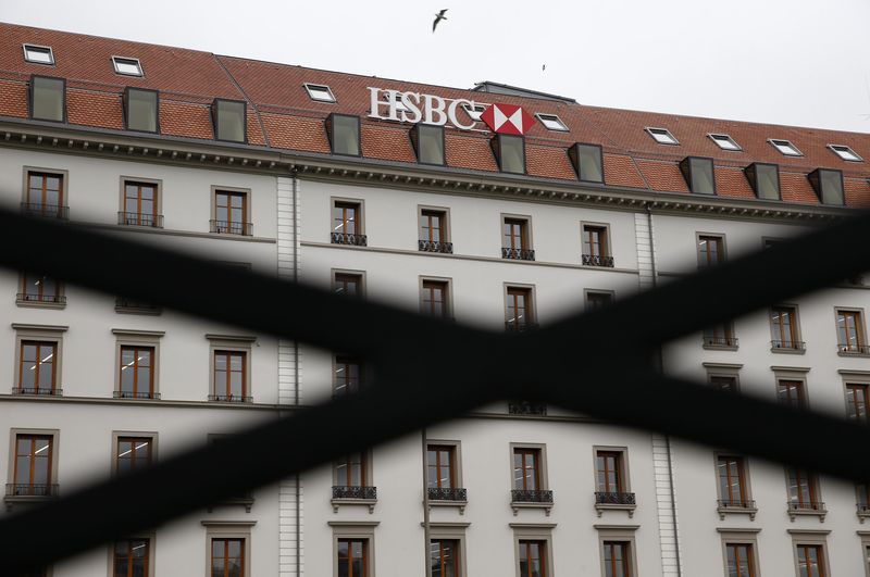 © Reuters. اتش.اس.بي.سي يعبر عن أسفه الشديد لمخالفات مصرفه الخاص بسويسرا