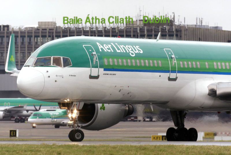 © Reuters. An Aer Lingus plane taxis before take off at Dublin airport