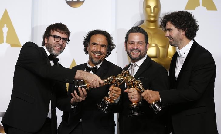 © Reuters. Nicolas Giacobone, Alejandro G. Iñárritu, Alexander Dinelaris Jr. e Armando Bo posam com estatuetas do Oscar de "Birdman"