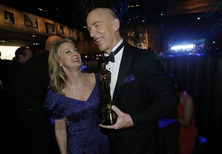 © Reuters. Ator J.K. Simmons no Baile do Governador com a mulher, Michelle Schumacher 