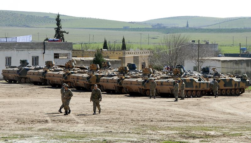 © Reuters. Veículos militares turcos, que fizeram parte de operação dentro da Síria, na cidade de Suruc