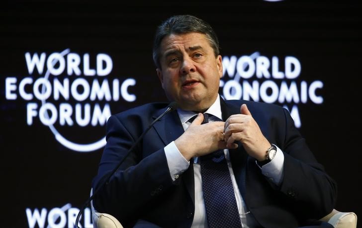 © Reuters. German Economy Minister Gabriel speaks at the Europe's Twin Challenges: Growth and Stability event in the Swiss mountain resort of Davos