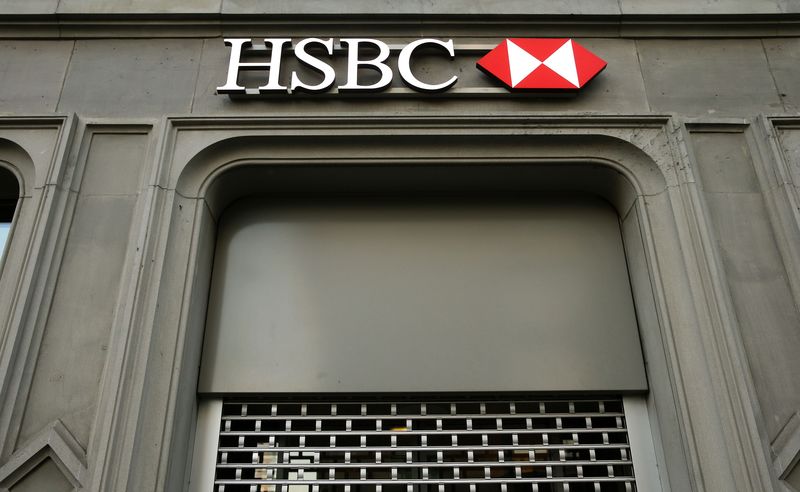 © Reuters. The HSBC bank logo is pictured at a branch office at the Paradeplatz in Zurich