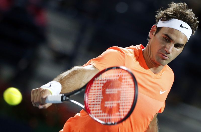 © Reuters. Roger Federer em partida contra Mikhail Youzhny em Dubai