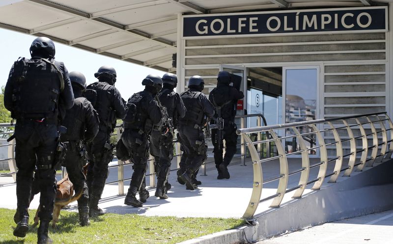 © Reuters. Membros do Bope participam de simulação de crise em local dos Jogos de 2016