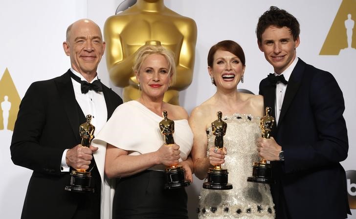 © Reuters. J.K. Simmons, Patricia Arquette, Julianne Moore e Eddie Redmayne, premiados com o Oscar, em  Hollywood, Califórnia