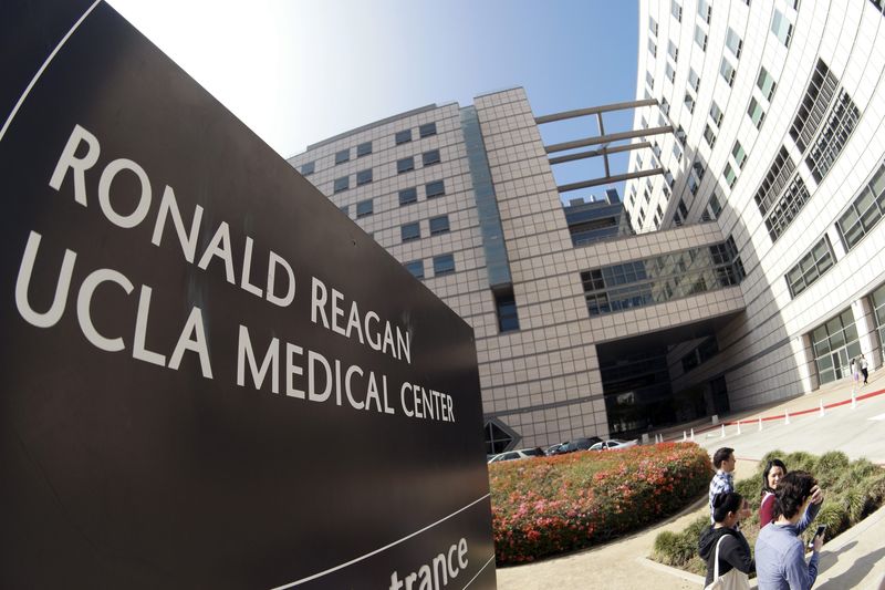 © Reuters. People walk past the entrance to the Ronald Reagan UCLA Medical Center in Los Angeles, California