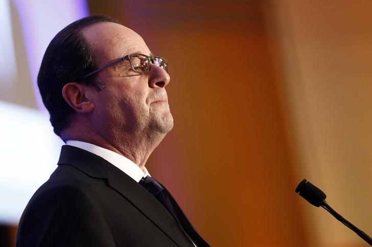 © Reuters. French President Hollande delivers a speech during the 30th annual dinner held by the French Jewish Institutions Representative Council in Paris