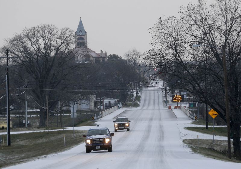 © Reuters. Gelo cobre rua em Stephenville, no Texas