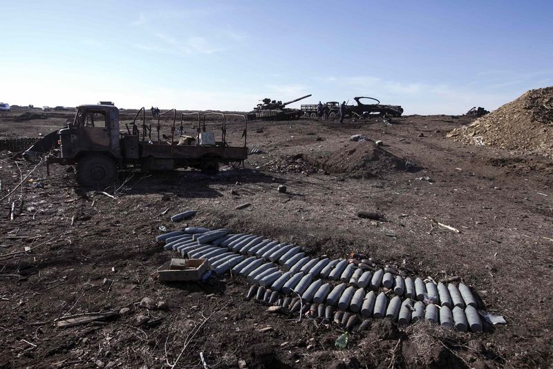 © Reuters. Veículos do Exército da Ucrânia queimados após batalha com separatistas em Debaltseve, no leste do país