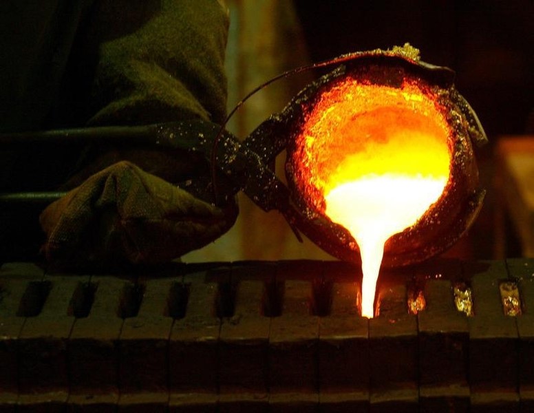 © Reuters. Refined gold is poured into moulds to be made into gold bars at South Africa's Rand Refinery in Germiston