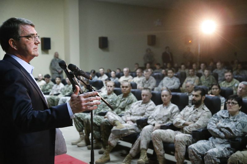 © Reuters. وزير الدفاع الأمريكي يلمح لتغير طفيف في استراتيجية قتال الدولة الإسلامية