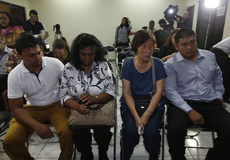 © Reuters. File photo of mothers and brothers of Australian death row prisoners waiting before a meeting at the Indonesian Human Rights Commission in Jakarta