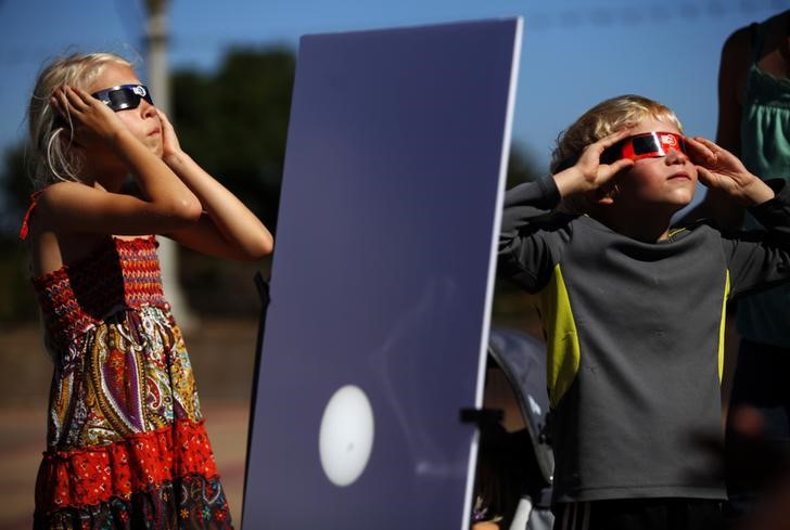 © Reuters. شبكات كهرباء أوروبية تستعد لكسوف الشمس يوم 20 مارس