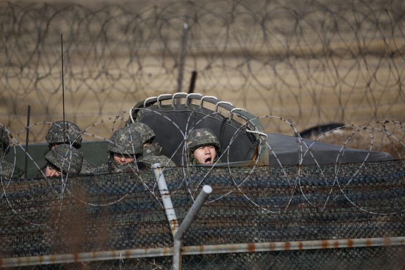 © Reuters. أمريكا وكوريا الجنوبية بصدد بدء مناورات عسكرية وسط توتر مع بيونجيانج