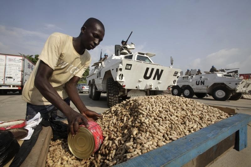 © Reuters. علماء:تناول الفول السوداني في سن مبكرة يمنع اصابة الاطفال بالحساسية منه