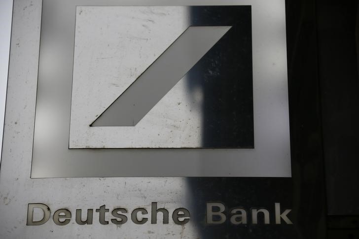 © Reuters. The logo of Deutsche Bank is pictured outside the bank's branch in Wiesbaden