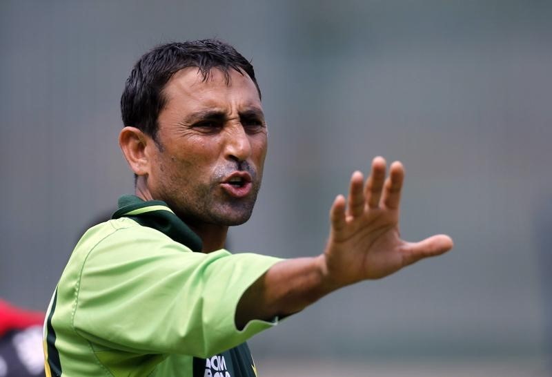 © Reuters. Pakistan's Younus Khan gestures during a practice session ahead of their ICC Cricket World Cup semi-final match against India in Mohali