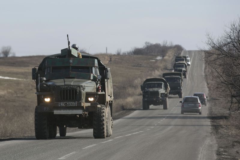 © Reuters. الانفصاليون يقولون إنهم بدأوا في سحب الأسلحة الثقيلة في شرق أوكرانيا
