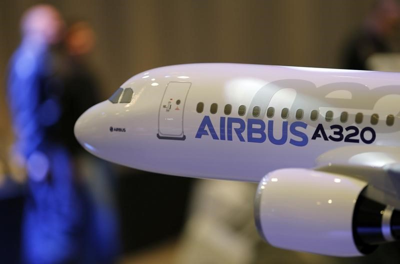 © Reuters. A scale model of an A320 Airbus is displayed during the Airbus annual press conference in Colomiers, near Toulouse